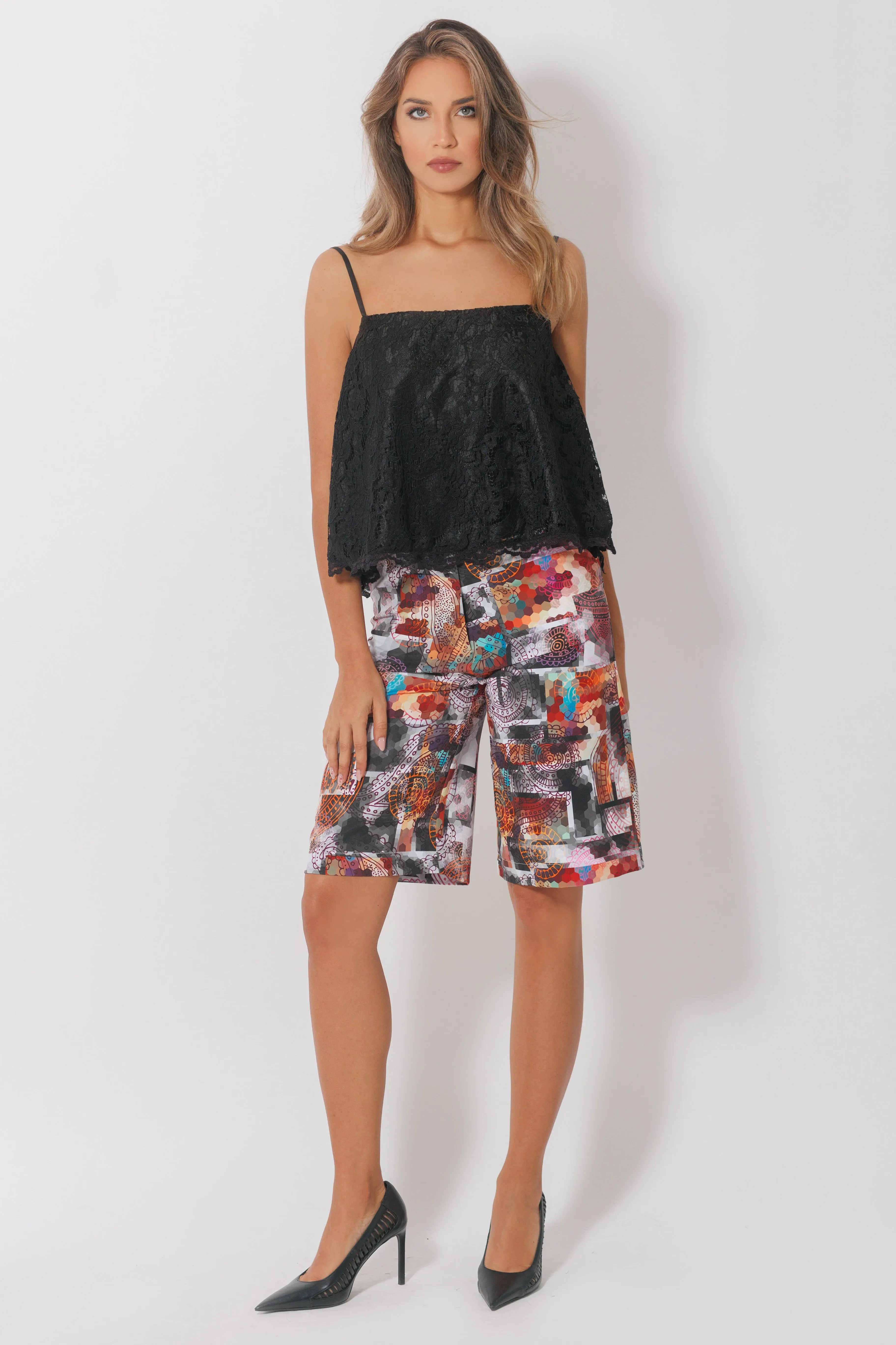 Classic high-waisted shorts with print